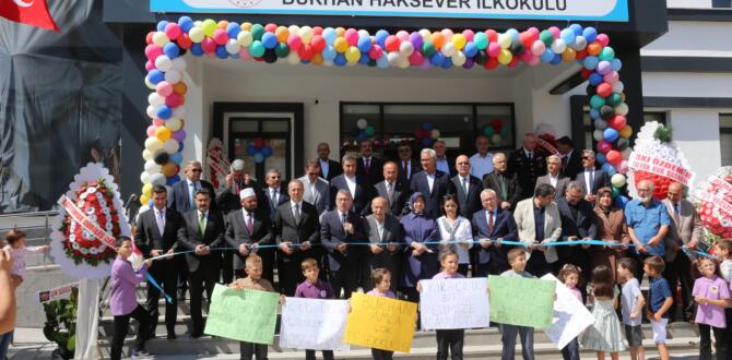 Burhan Haksever İlkokulu düzenlenen törenle açıldı.