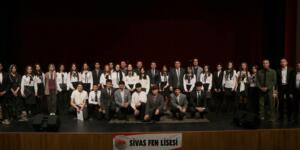 Âşık Veysel’i Sahneden Andılar