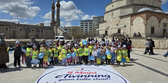 Minik Eller Ağaç ve Çevre Sevgisi İle Yetişiyor