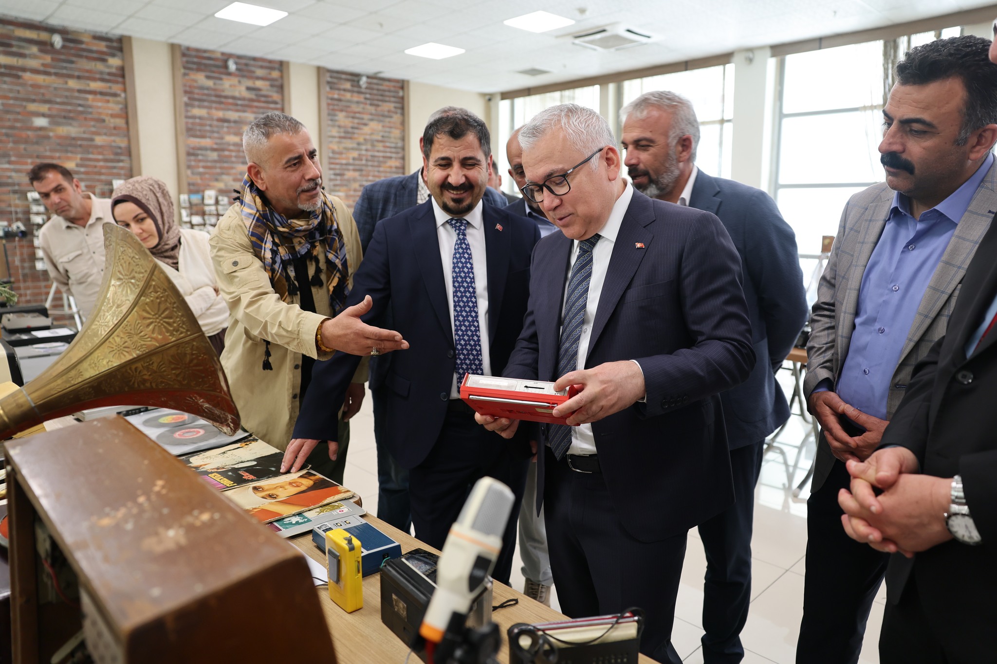 Vali Şimşek’ten Tarihin Sessiz Tanıkları Sergisine ziyaret