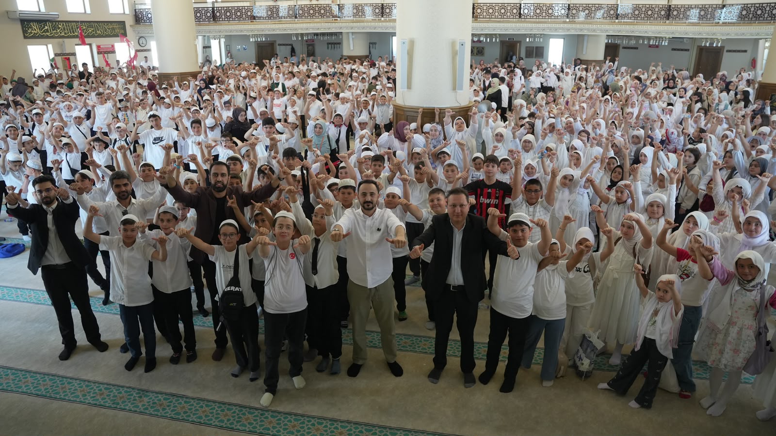 Üç Bin Öğrenci Ayyıldız Camii’nde Buluştu